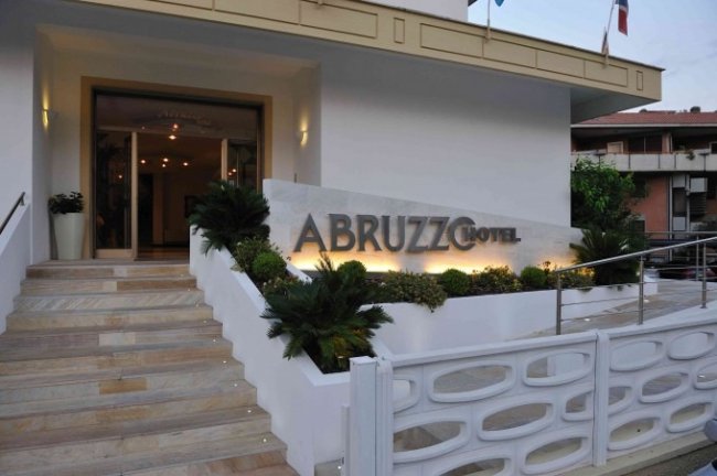 Ingresso esterno dell'Hotel Abruzzo.