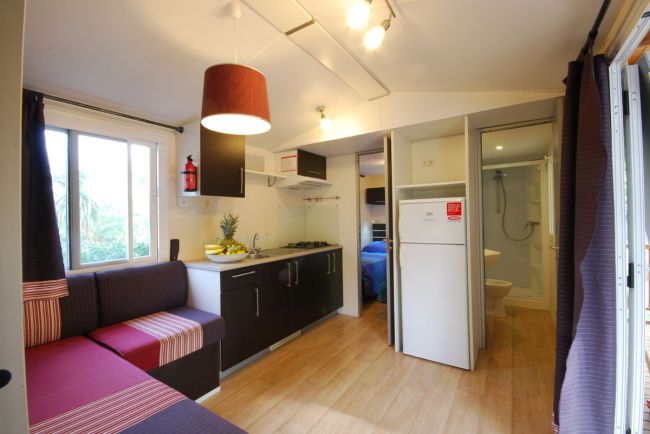 Interno di una casa mobile con cucina e soggiorno.