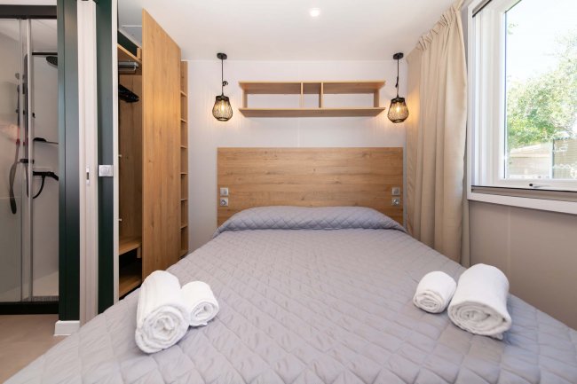 Camera con letto matrimoniale e asciugamani.