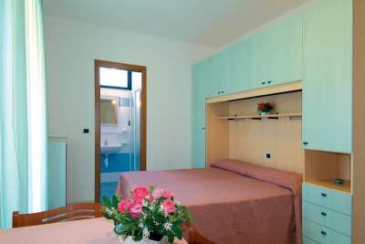 Letto matrimoniale con armadio a ponte.