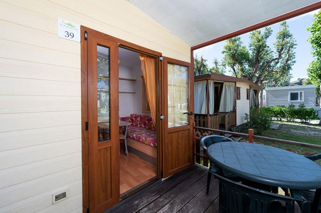 Terrazza con tavolo vista su case mobili.