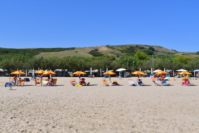 Spiaggia con ombrelloni colorati.