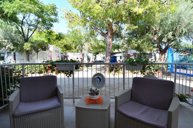 Sedie su terrazza con giardino.