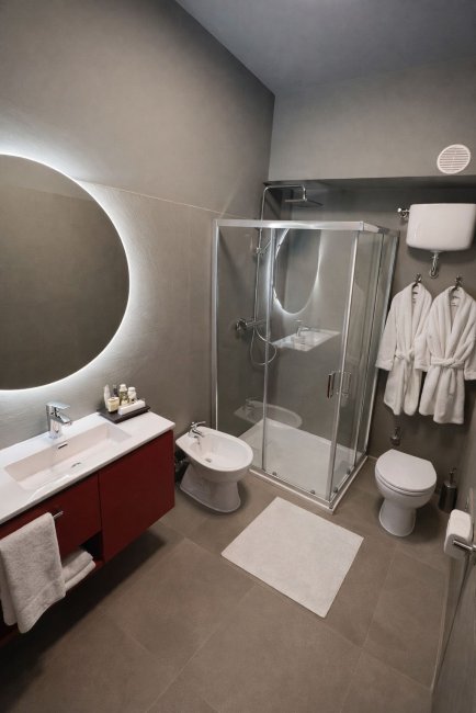 Bagno moderno con doccia in vetro.