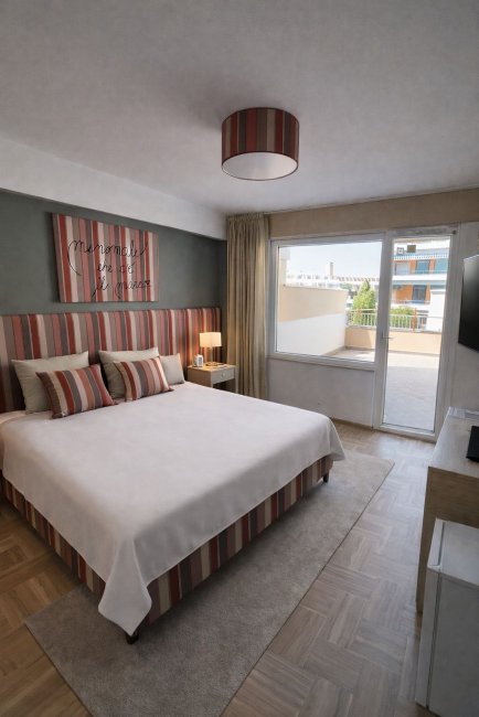 Camera da letto moderna con finestra grande.