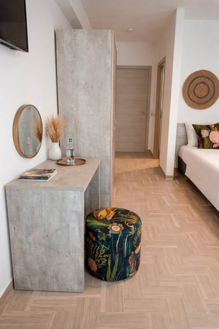 Toeletta con sgabello e decorazioni semplici.