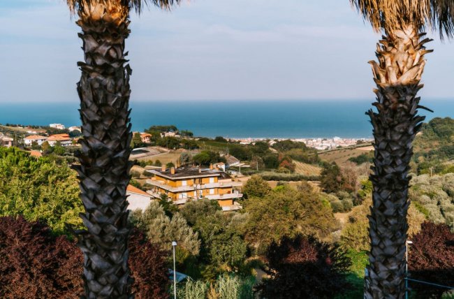 Vista panoramica su colline e mare.